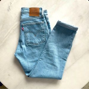 Levi’s Jeans WEDGIE STRAIGHT FIT WOMEN'S JEANS, Size 26. Medium Wash color.